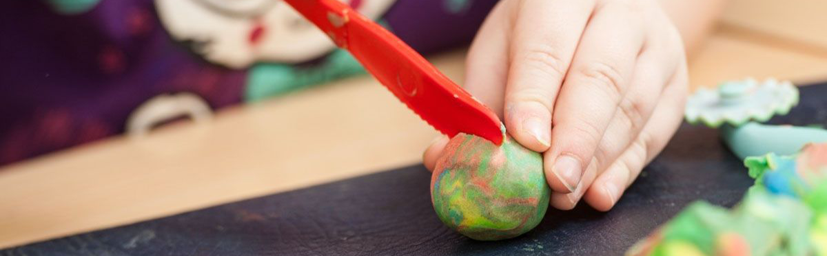Perché giocare con la plastilina fa bene ai bambini